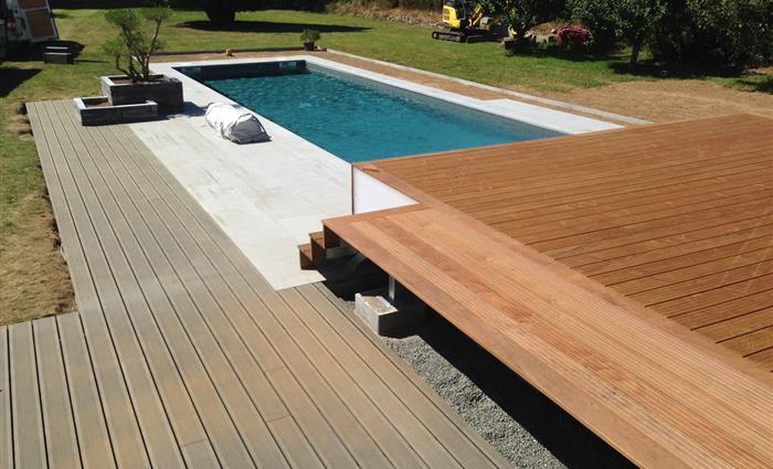 Terrasse IPE et Composite SILVADEC en habillage plage piscine Pludual 22