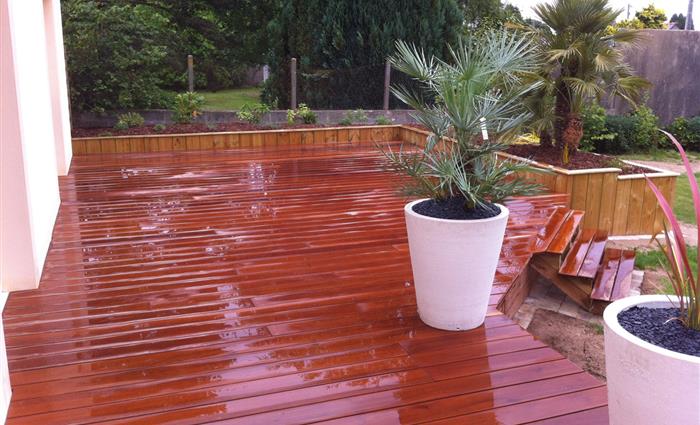Terrasse en IPE, bac de plantation et poteries RAVEL à Plouha 22  - paysagiste Côtes d'Armor