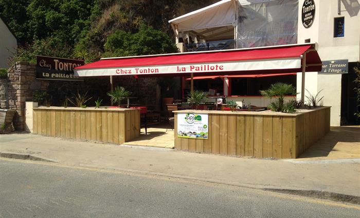 Terrasse et bac en Pin Classe 4 au restaurant Chez TONTON Plouézec 22 - paysagiste Côtes d'Armor