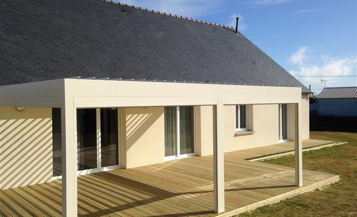 Terrasse en Pin Classe 4 sous pergola bioclimatique - paysagiste et créateur de jardin 35