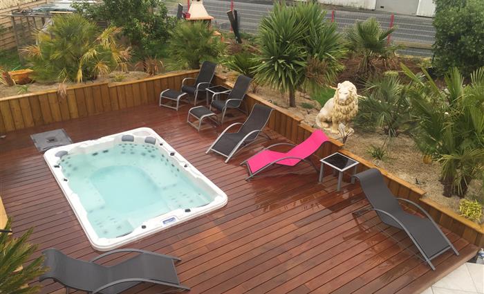 Spa, terrasse en IPE, soutènement et plantation Tregueux 22 - paysagiste et créateur de jardin 22