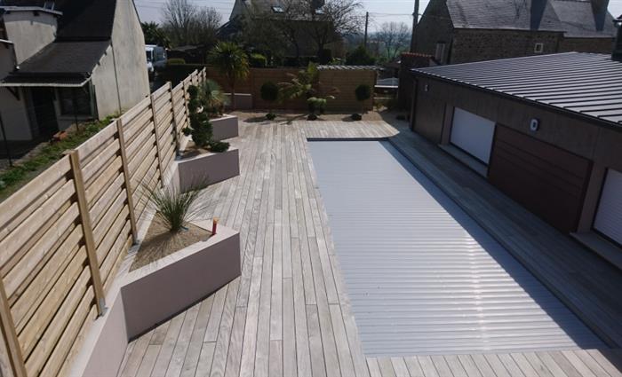 Plage piscine en IPE, bacs et panneaux bois Binic