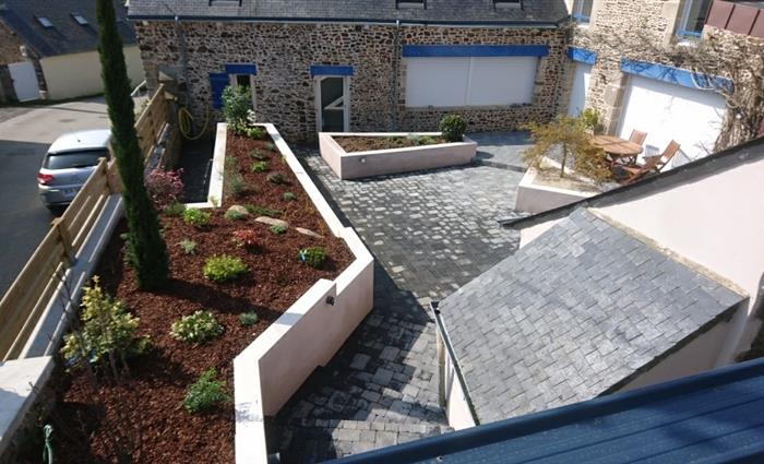 Cour en pavage NEW HEDGE MARLUX Mur en béton banché enduits et plantation Binic