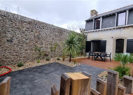 Aménagement petite cour Saint Quay Portrieux Pavage Terrasse Bois Plantation