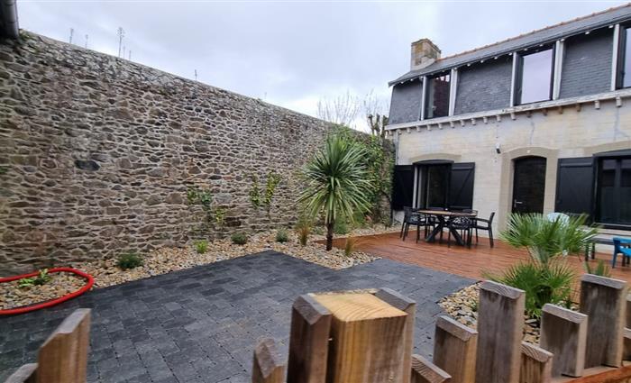 Aménagement petite cour Saint Quay Portrieux Pavage Terrasse Bois Plantation