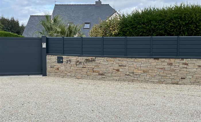 Mur et habillage Stone Panel, clôture alu Plouha 22
