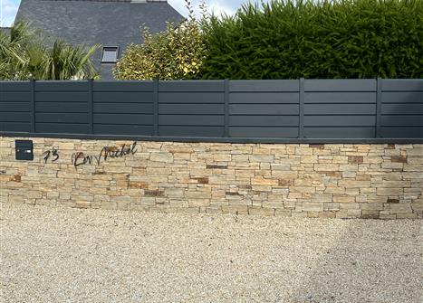 Mur de clôture Stone Panel avec clôture Alu Plouha 22